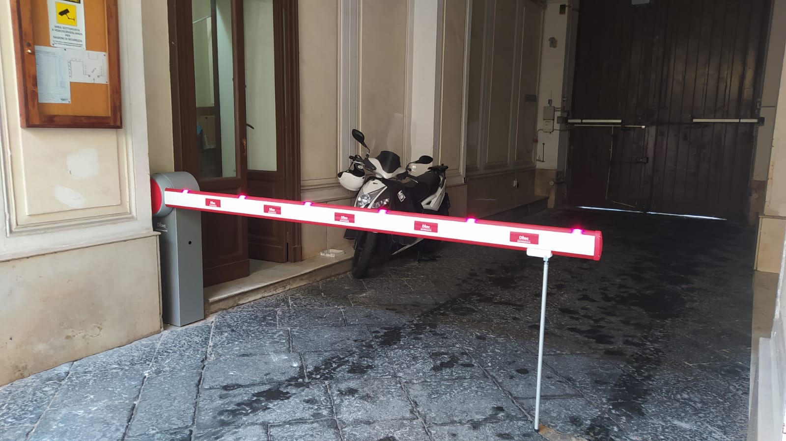 Barriera automatica Ditec QIK in un condominio di Napoli